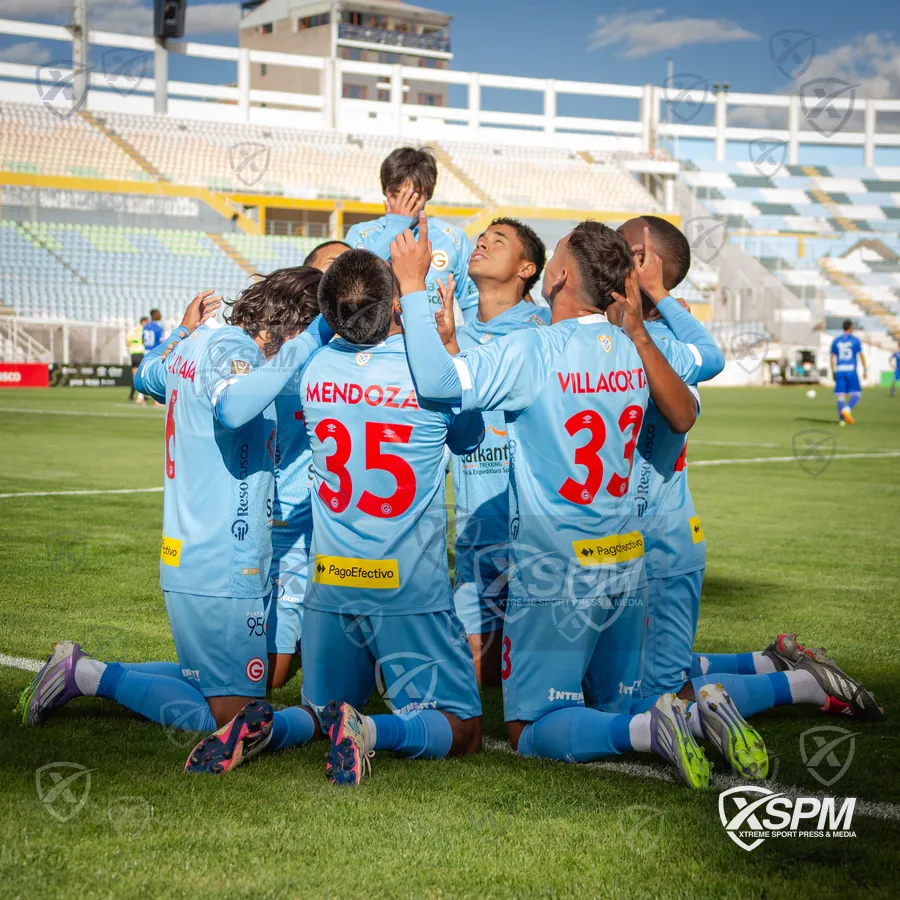Jugadores de Deportivo Garcilaso celebran durante el encuentro ante Binacional.
