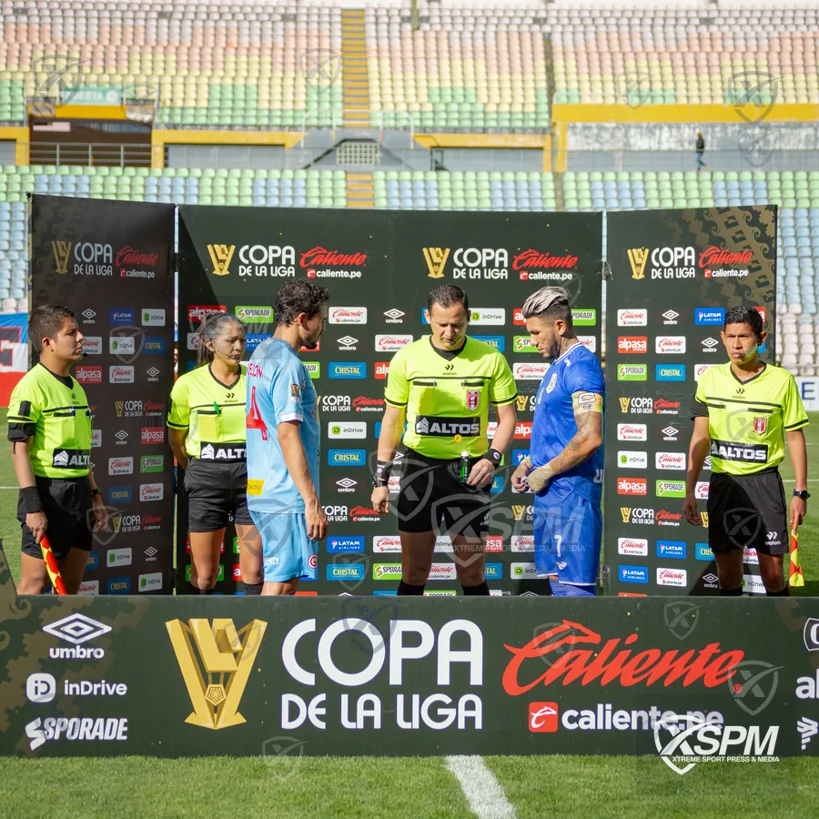 Protocolo de capitanes durante Copa de la Liga 2026.