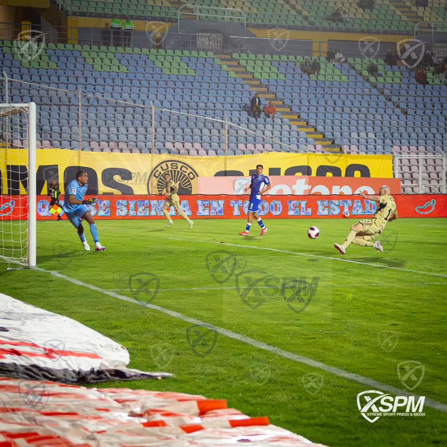 Ataque decisivo durante Liga 1 Perú · Torneo Clausura 2026.