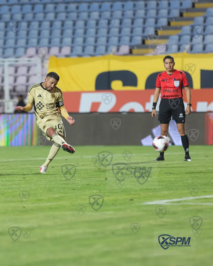 Remate desde media distancia durante Liga 1 Perú · Torneo Clausura 2026.
