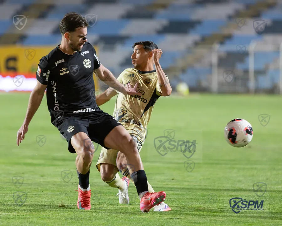 Duelo en mediocampo durante Liga 1 Perú · Torneo Clausura 2026.