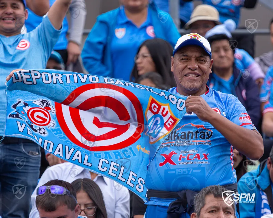 Aficionados de Deportivo Garcilaso muestran los colores del club.