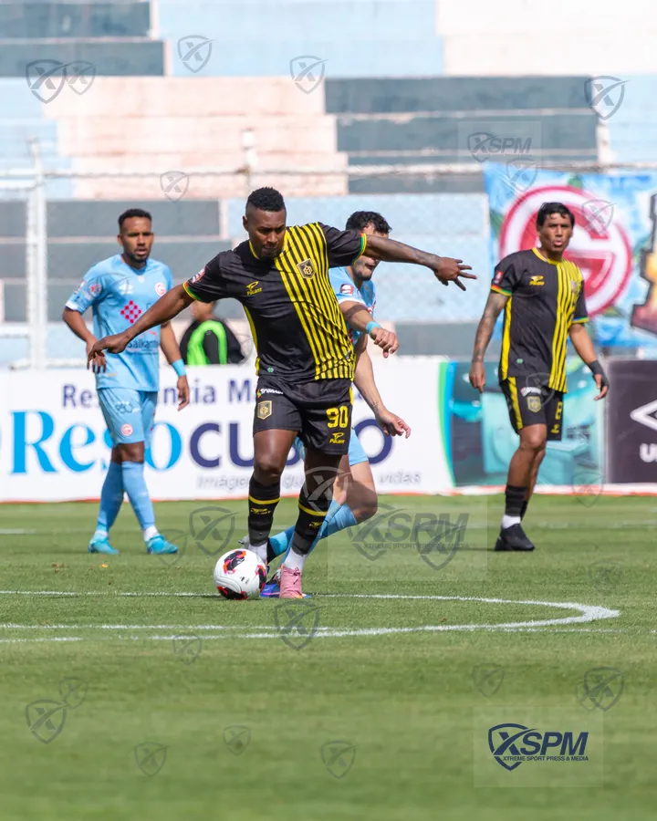 Acción del rival durante Liga 1 Perú · Torneo Clausura 2026.