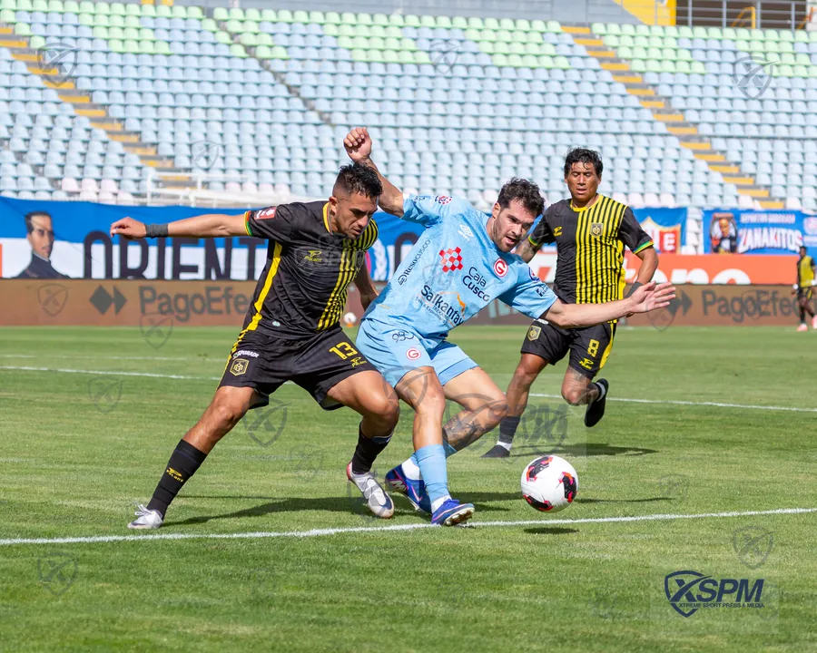 Disputa en el área durante Liga 1 Perú · Torneo Clausura 2026.