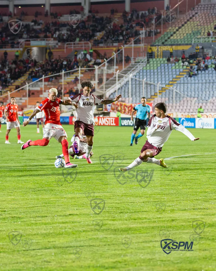 Acción en el área durante CONMEBOL Sudamericana 2026.