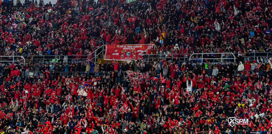 La tribuna de Cienciano celebra la jornada internacional en Cusco.