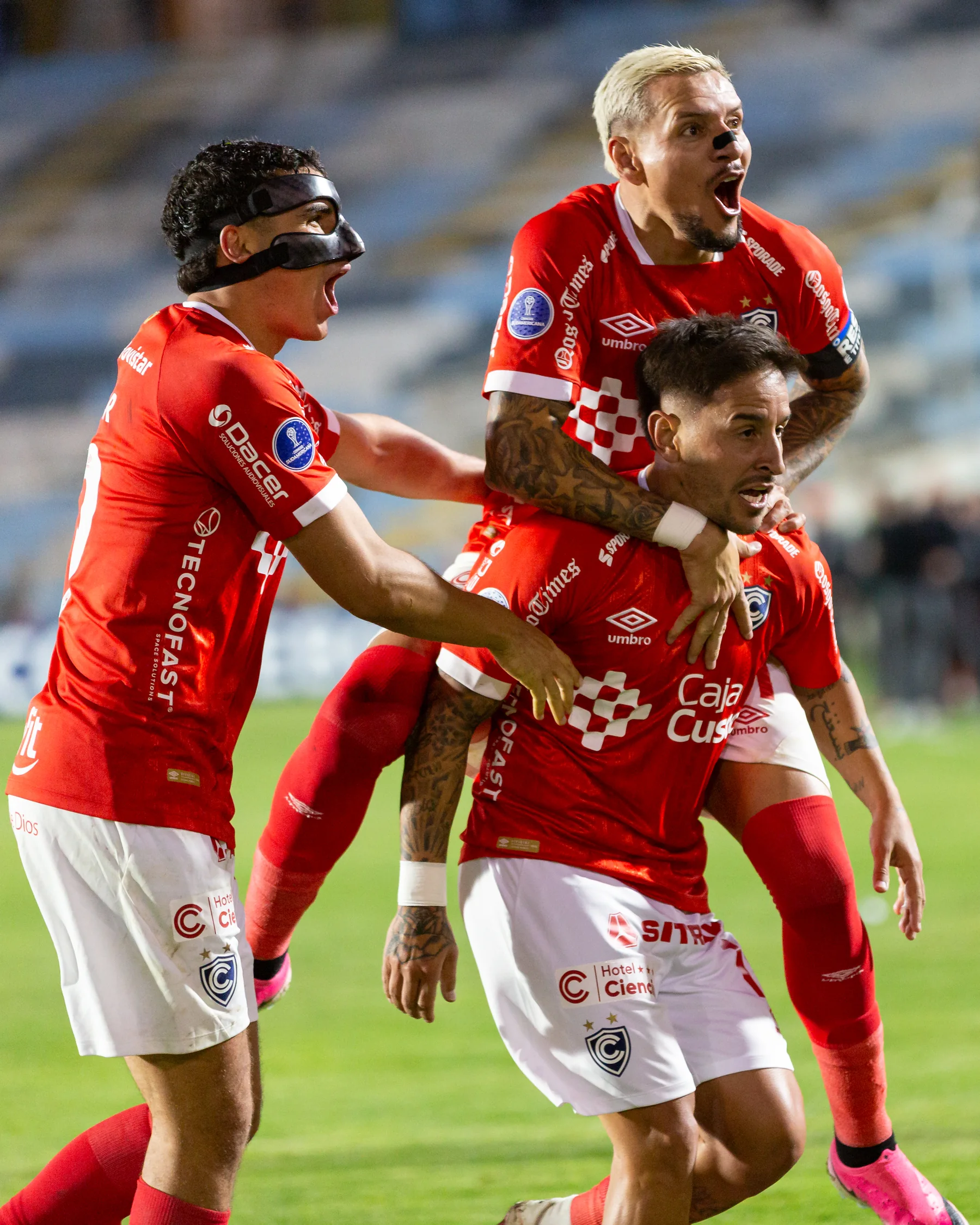 Jugadores de Cienciano celebran el resultado
