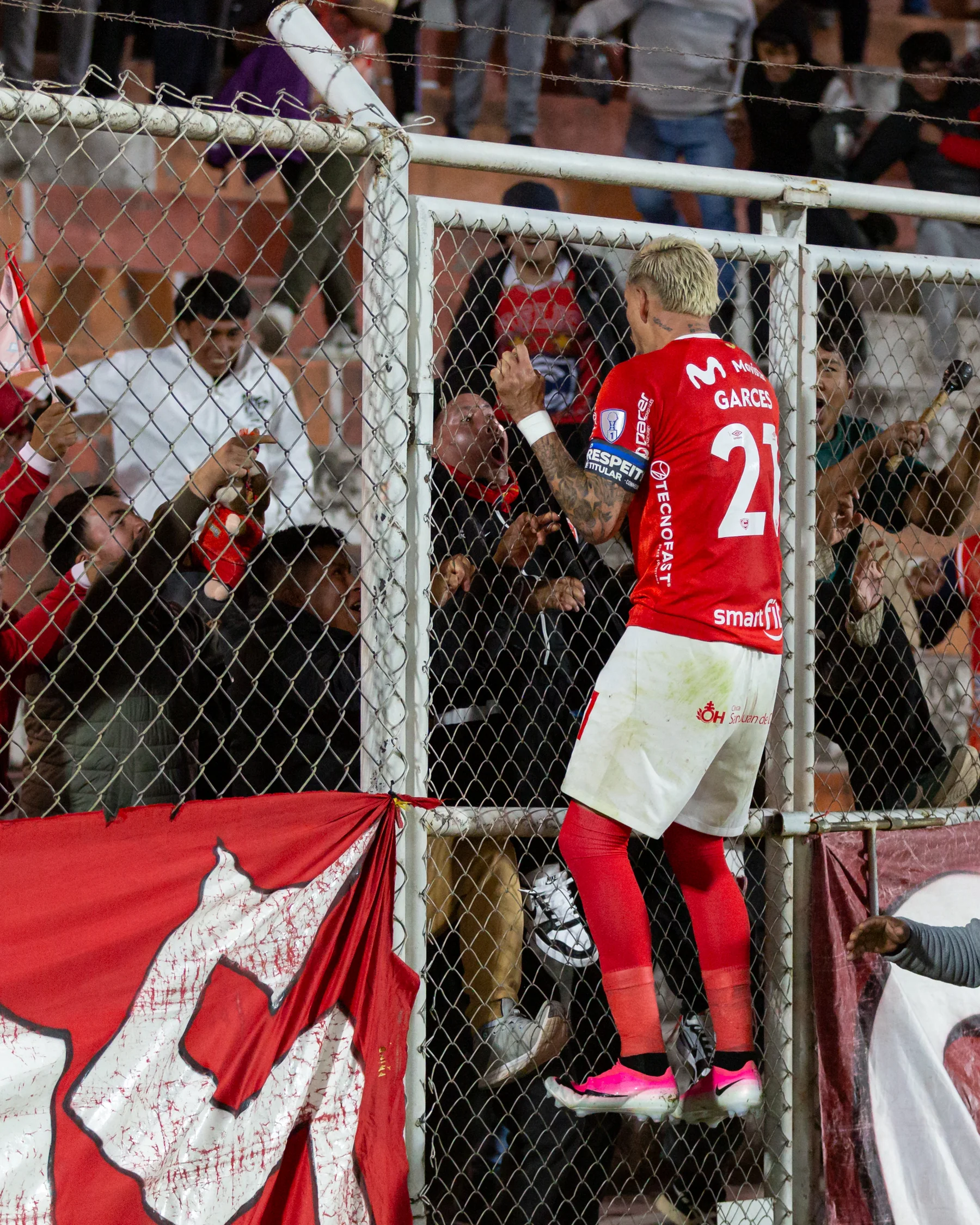 Jugador de Cienciano comparte la celebración con la tribuna