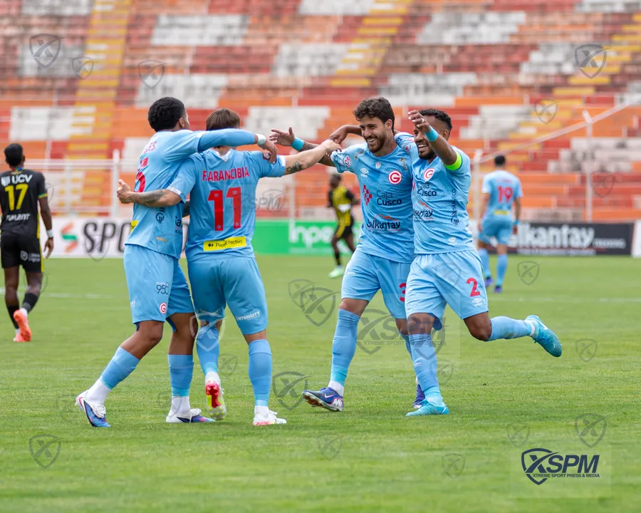 Jugador de Deportivo Garcilaso avanza con intensidad hacia el balón.