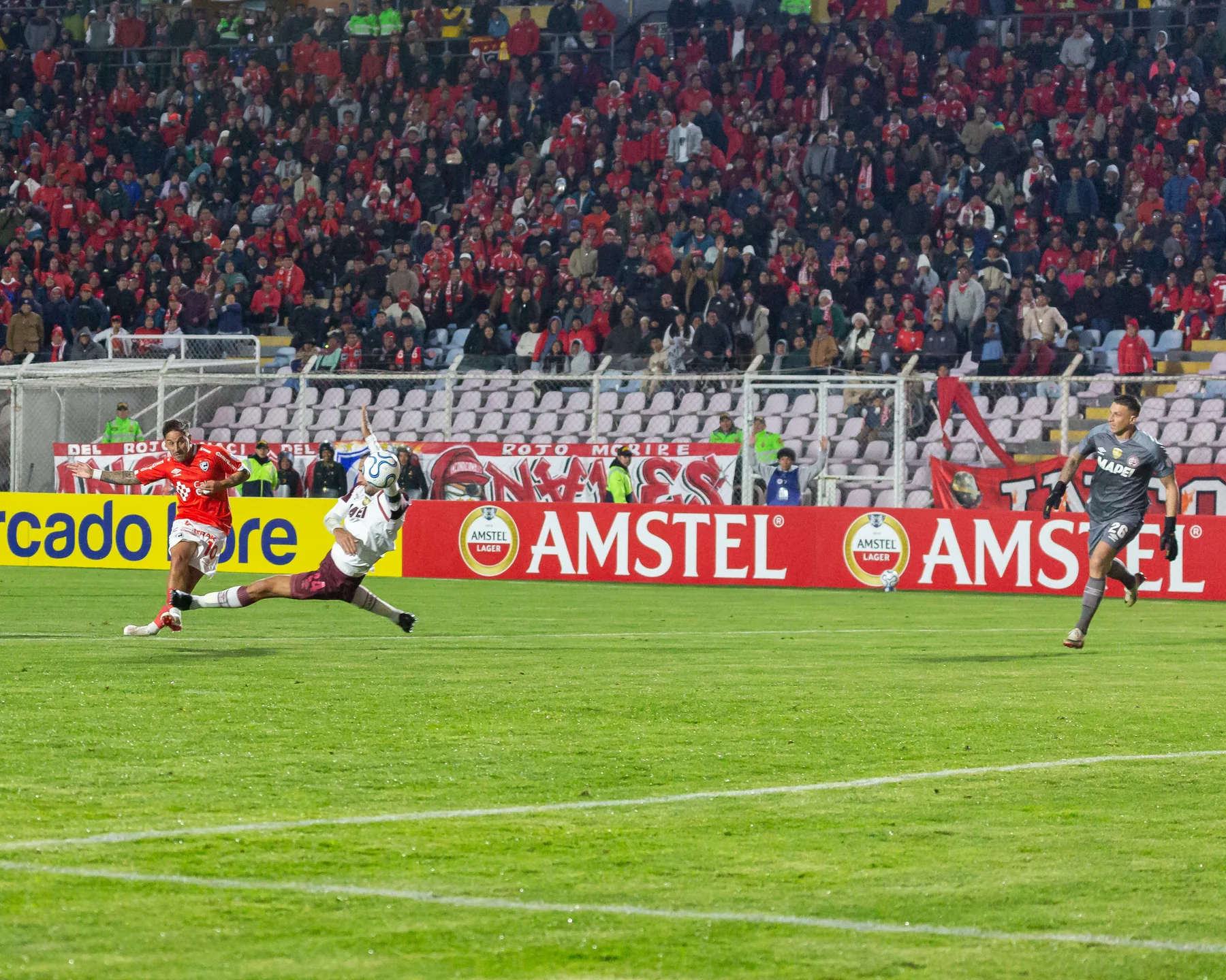 Remate de Cienciano ante Lanús en la Copa Sudamericana