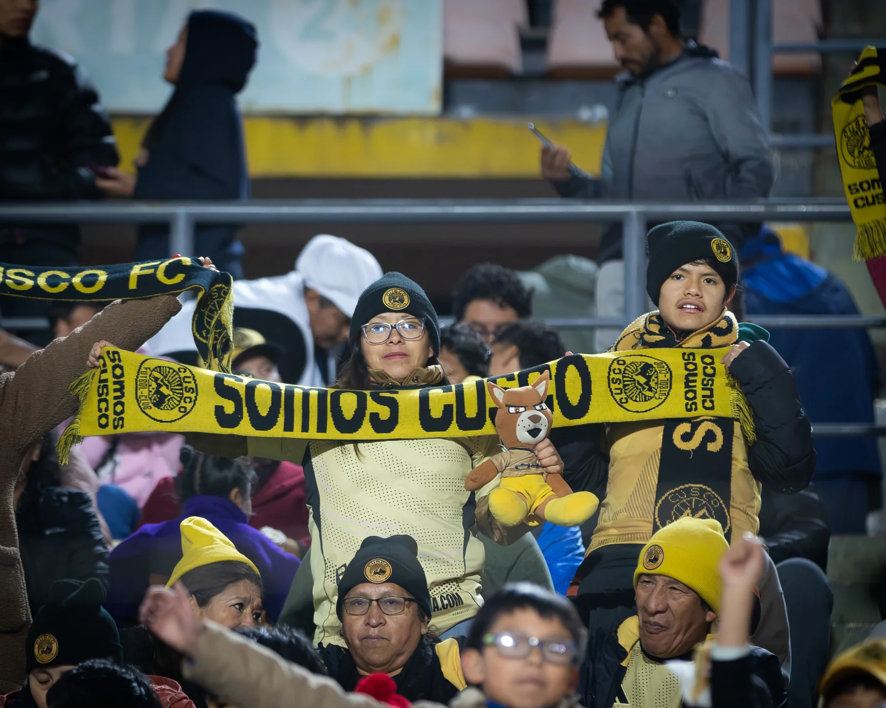 Aficionados de Cusco FC muestran los colores del club