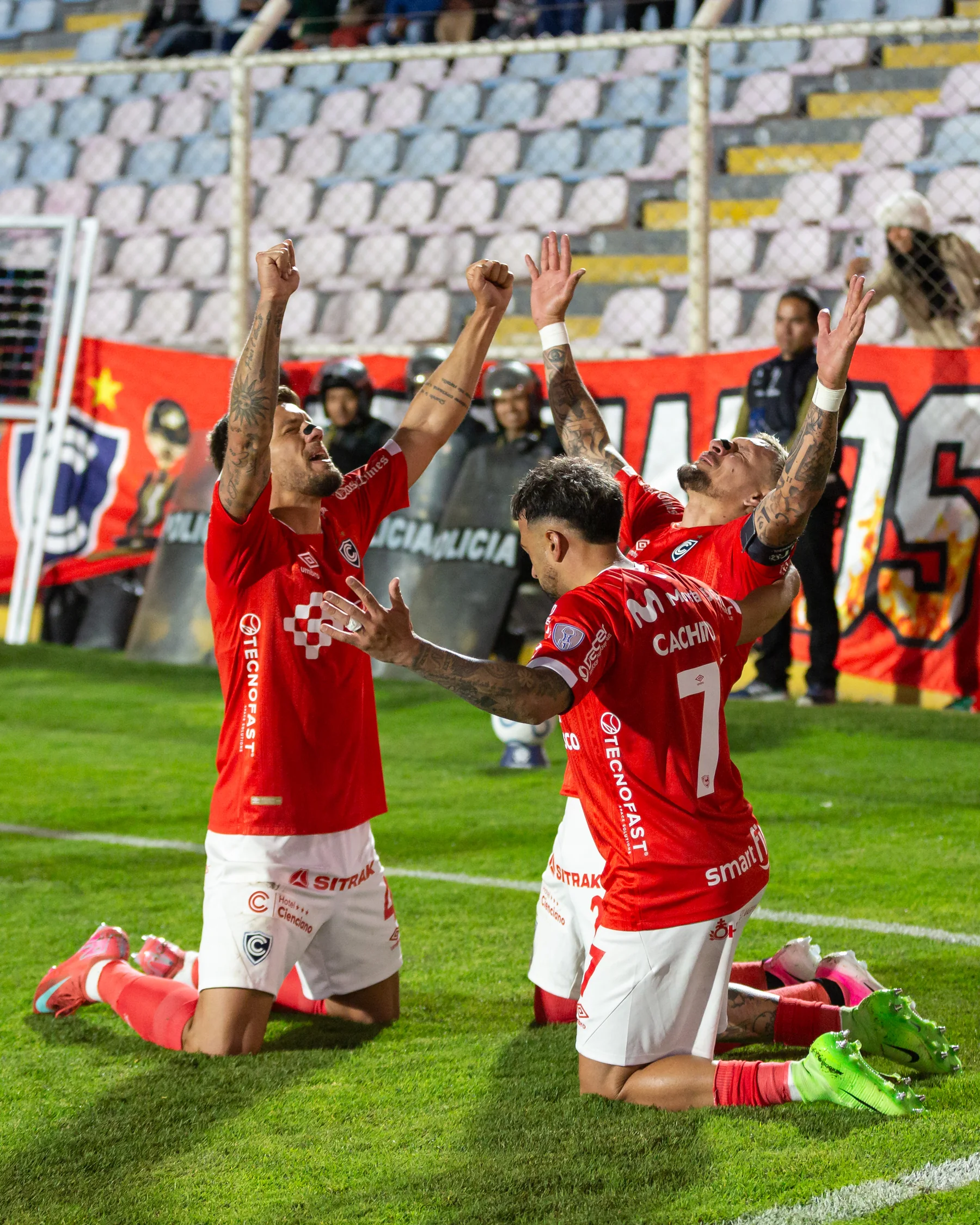 Jugadores de Cienciano celebran de rodillas ante la tribuna